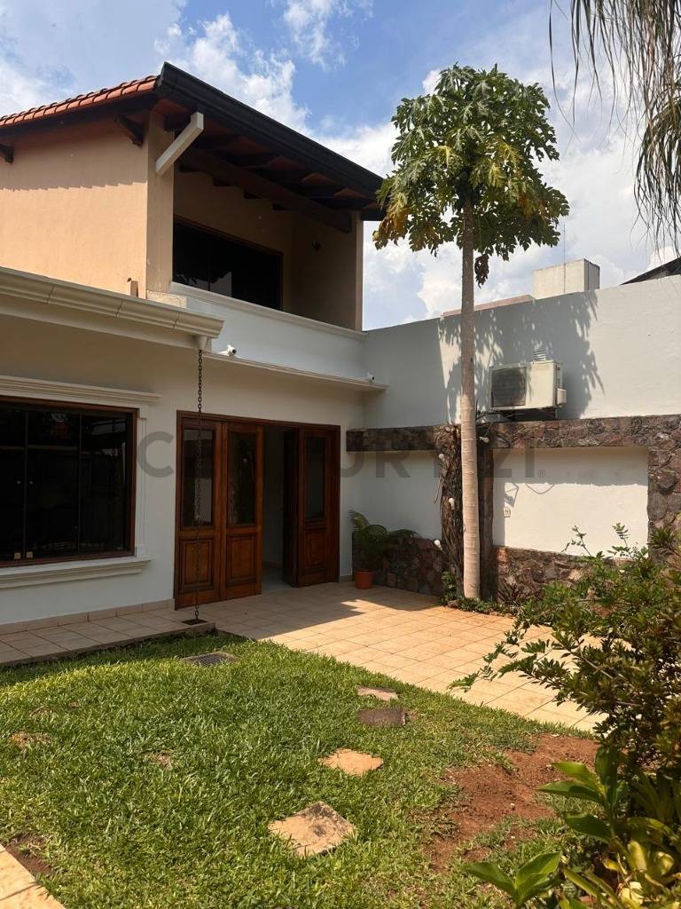 Se vende amplia y elegante casa ideal para familias que buscan comodidad - 1