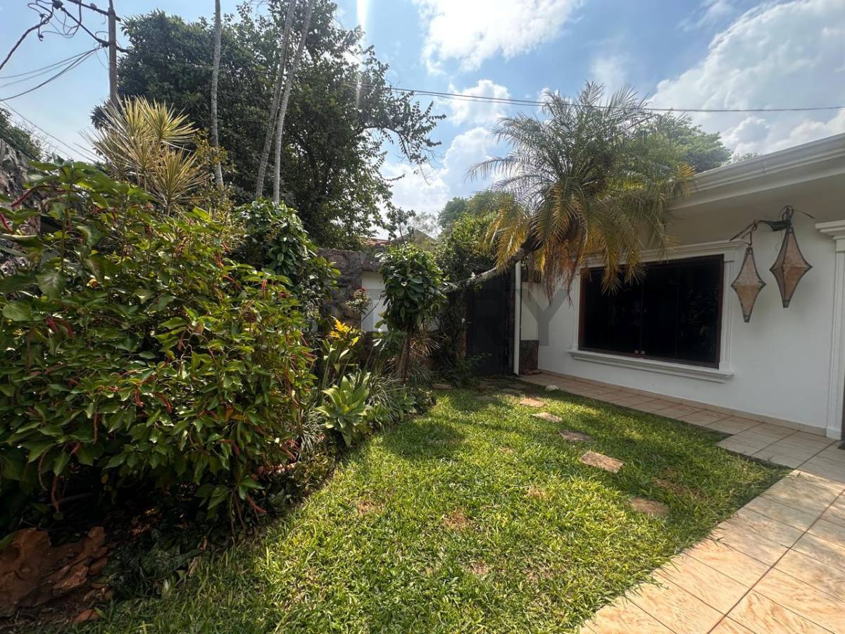 Se vende amplia y elegante casa ideal para familias que buscan comodidad - 2