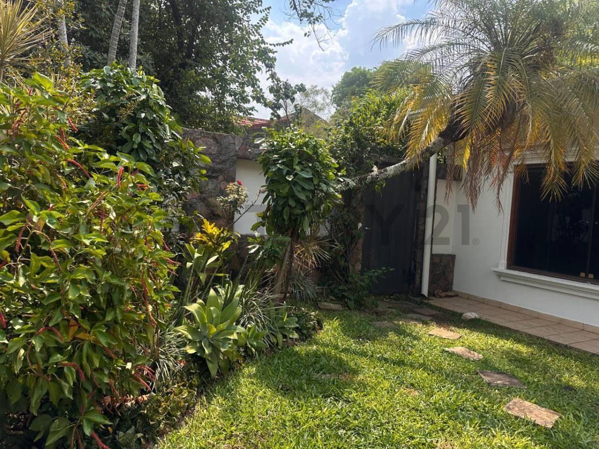 Se vende amplia y elegante casa ideal para familias que buscan comodidad - 3