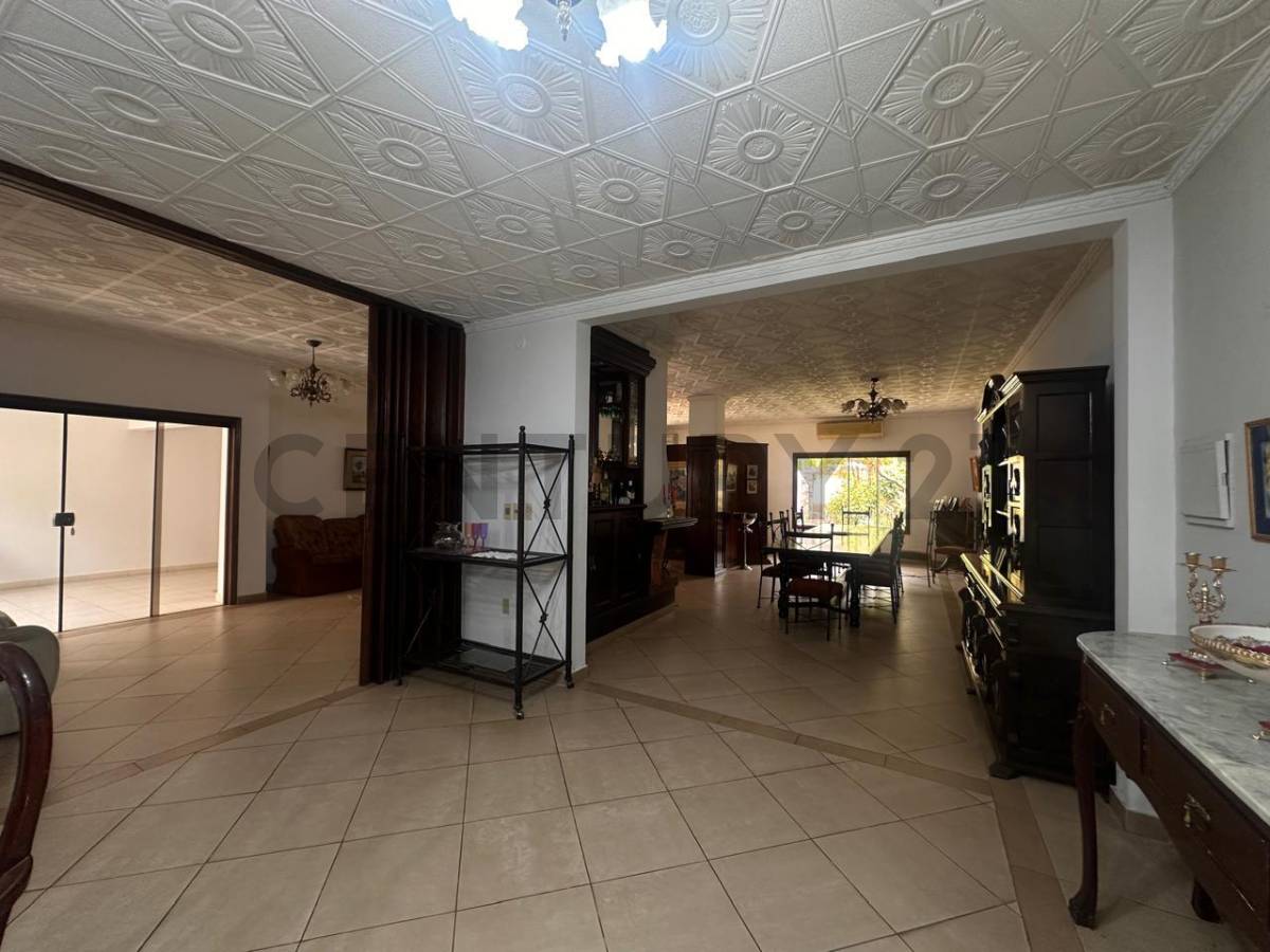 Se vende amplia y elegante casa ideal para familias que buscan comodidad - 4