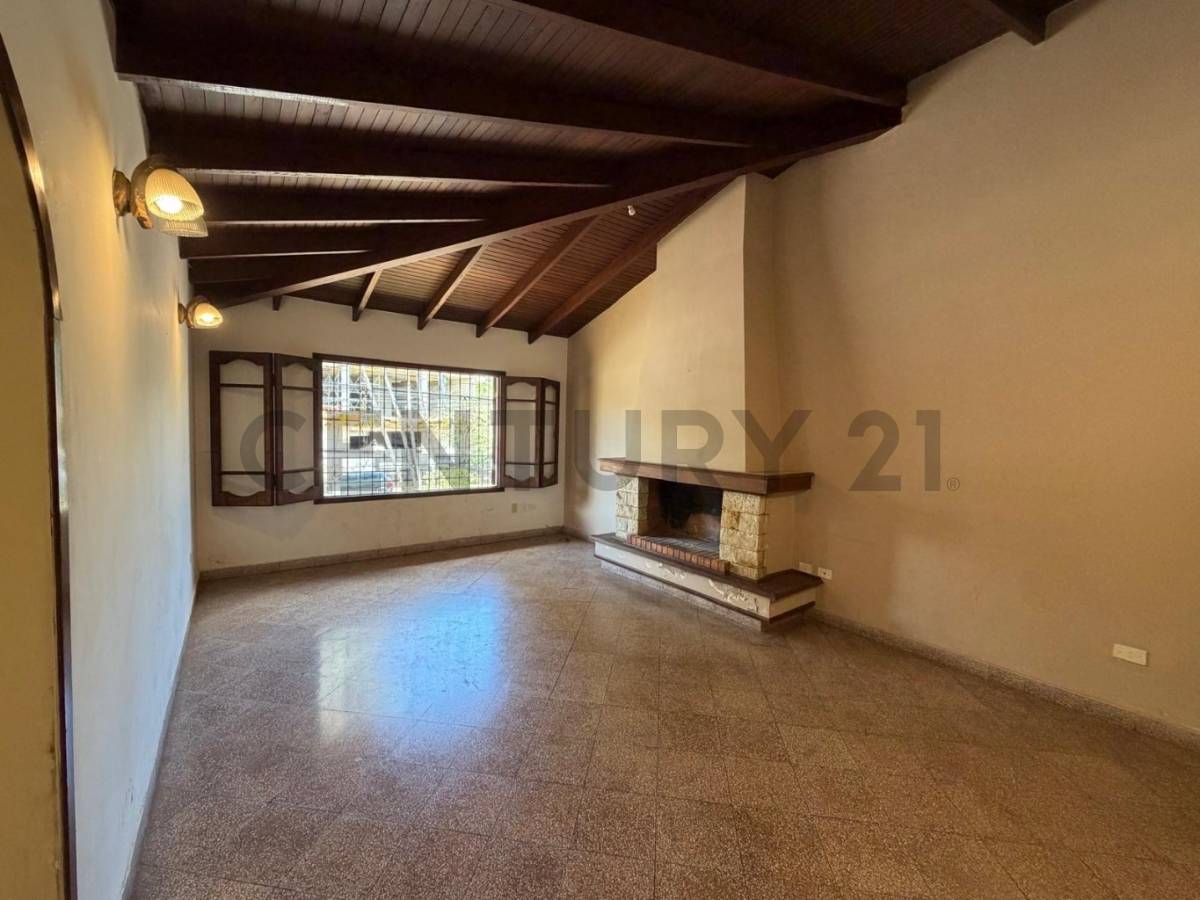 CASA EN BARRIO MBURUCUYÁ – SOBRE AV. SANTÍSIMA TRINIDAD - imagen 2