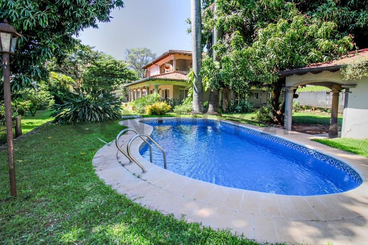 Venta amplia Residencia en barrio Mcal. Estigarribia 1500 m2 - 1