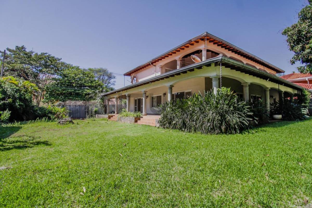 Venta amplia Residencia en barrio Mcal. Estigarribia 1500 m2 - 2