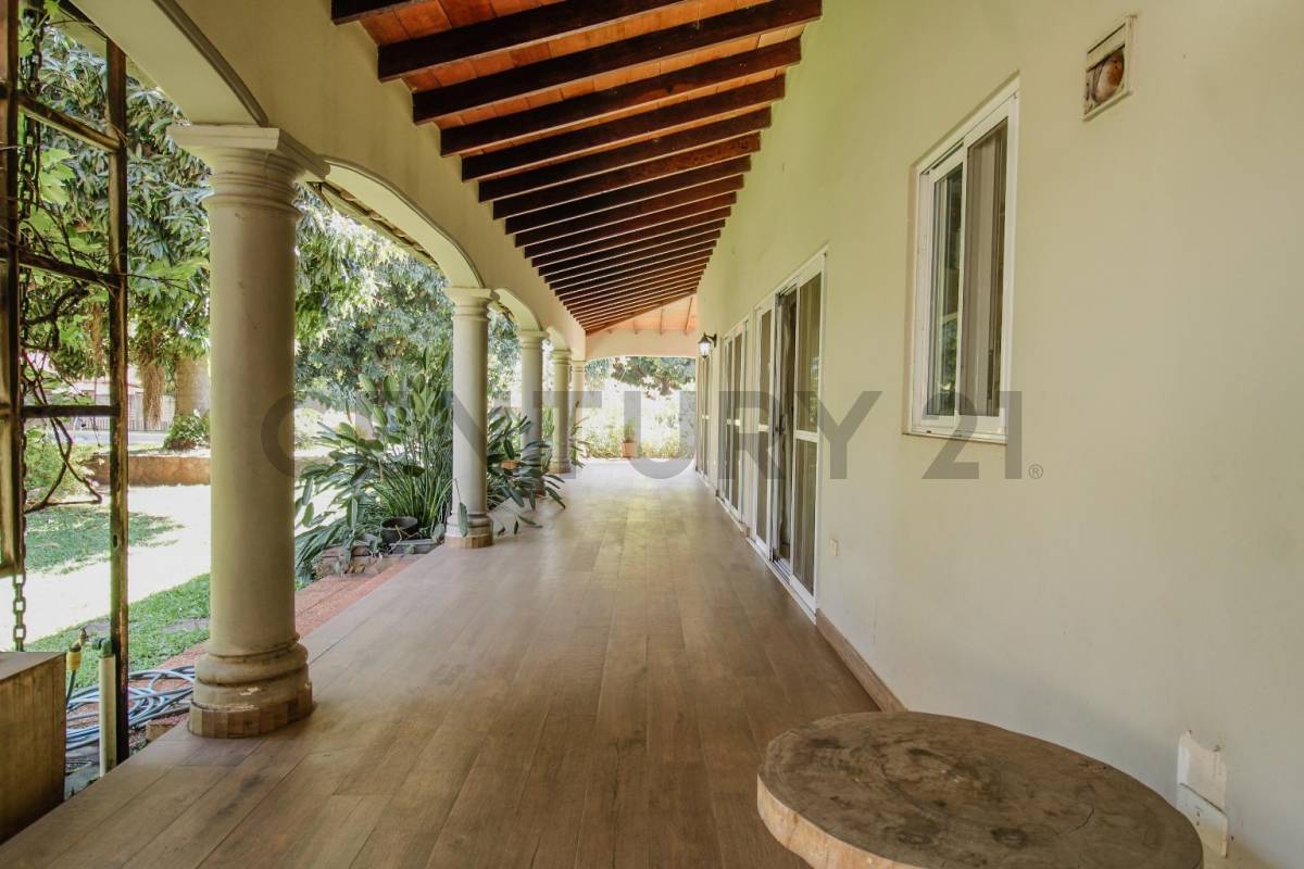Venta amplia Residencia en barrio Mcal. Estigarribia 1500 m2 - 4