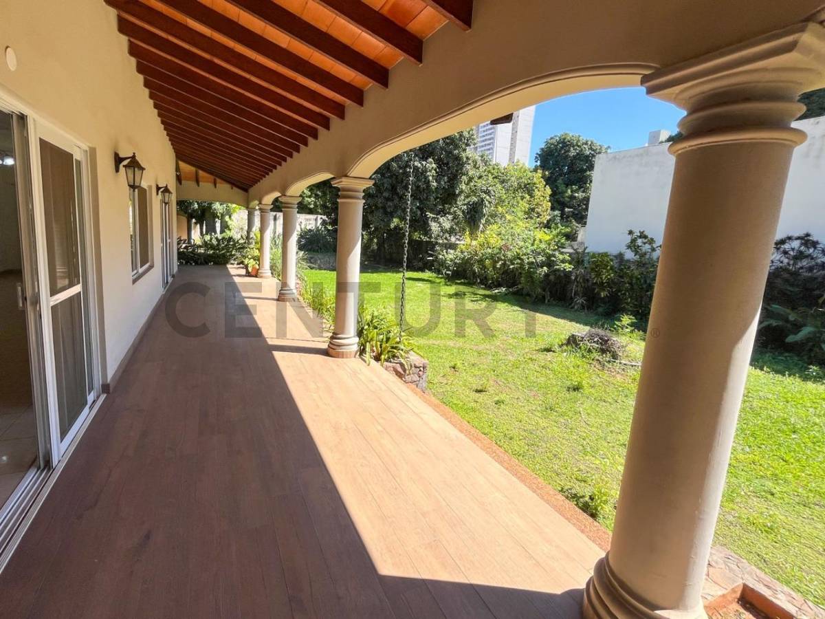 Venta amplia Residencia en barrio Mcal. Estigarribia 1500 m2 - 5