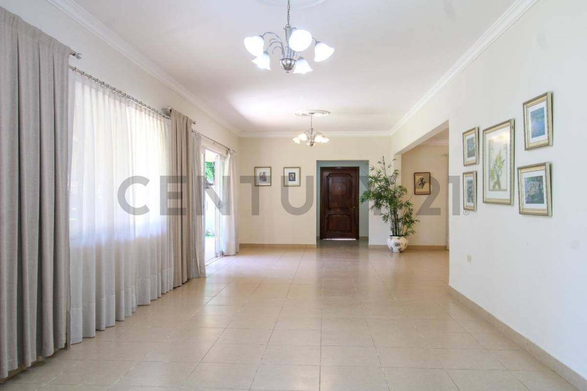 Venta amplia Residencia en barrio Mcal. Estigarribia 1500 m2 - 6