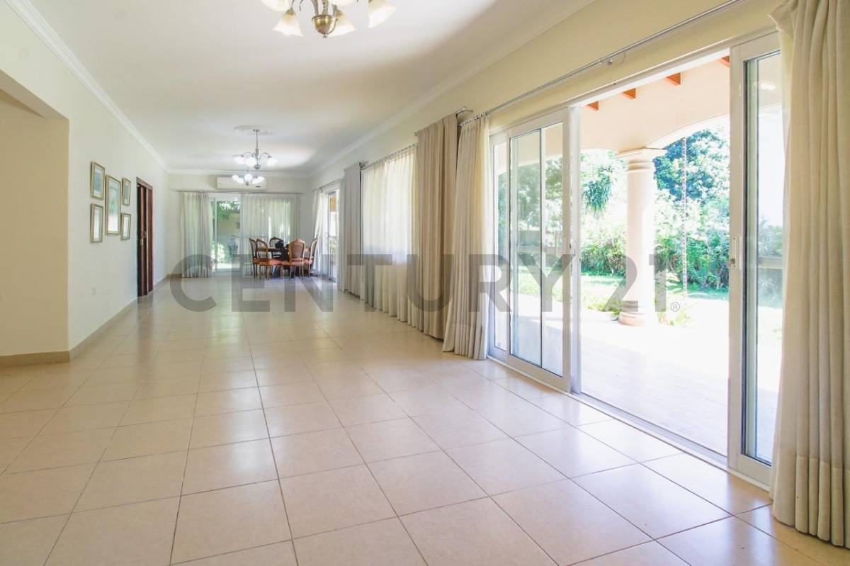 Venta amplia Residencia en barrio Mcal. Estigarribia 1500 m2 - 7