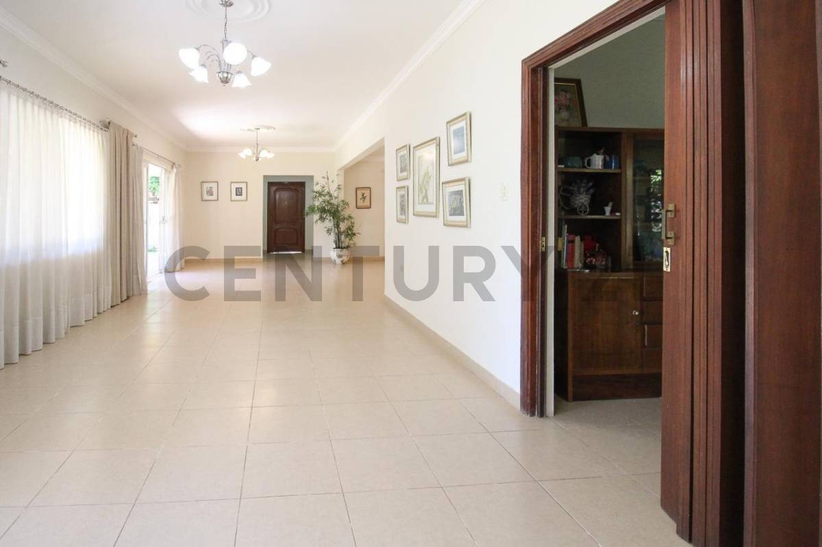 Venta amplia Residencia en barrio Mcal. Estigarribia 1500 m2 - 8