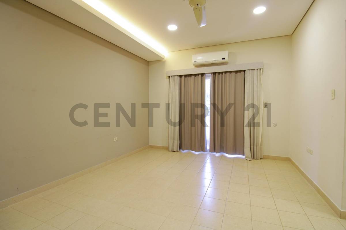Venta amplia Residencia en barrio Mcal. Estigarribia 1500 m2 - 9