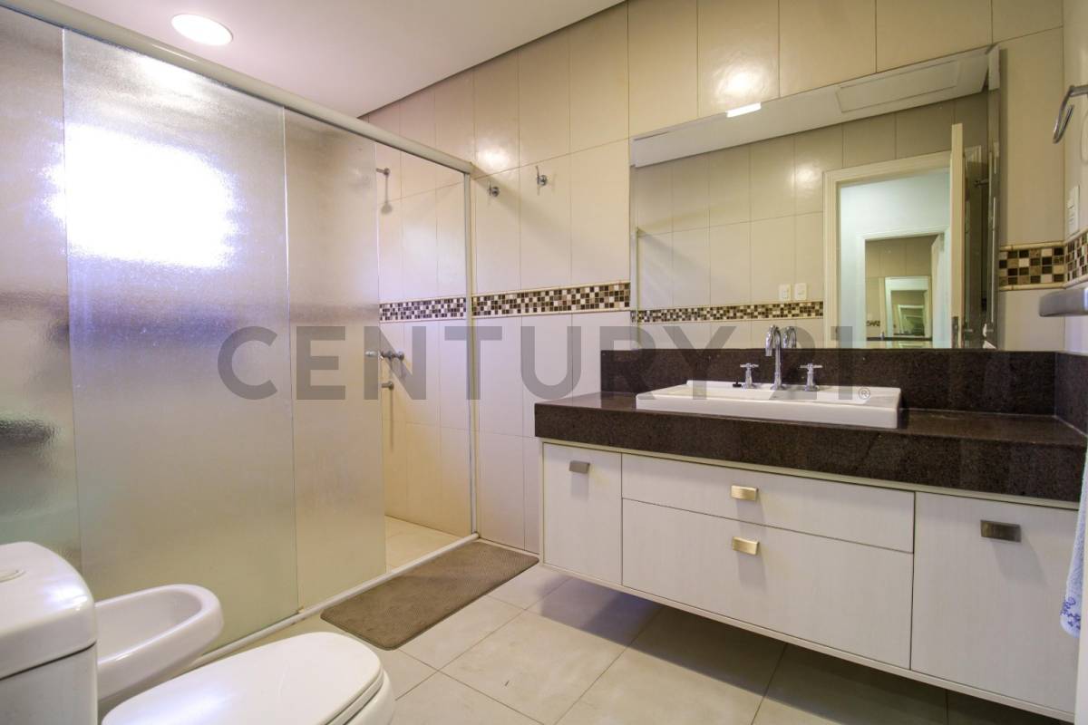 Venta amplia Residencia en barrio Mcal. Estigarribia 1500 m2 - 10