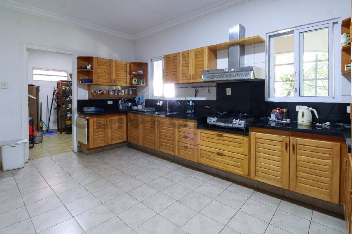 Venta amplia Residencia en barrio Mcal. Estigarribia 1500 m2 - 11