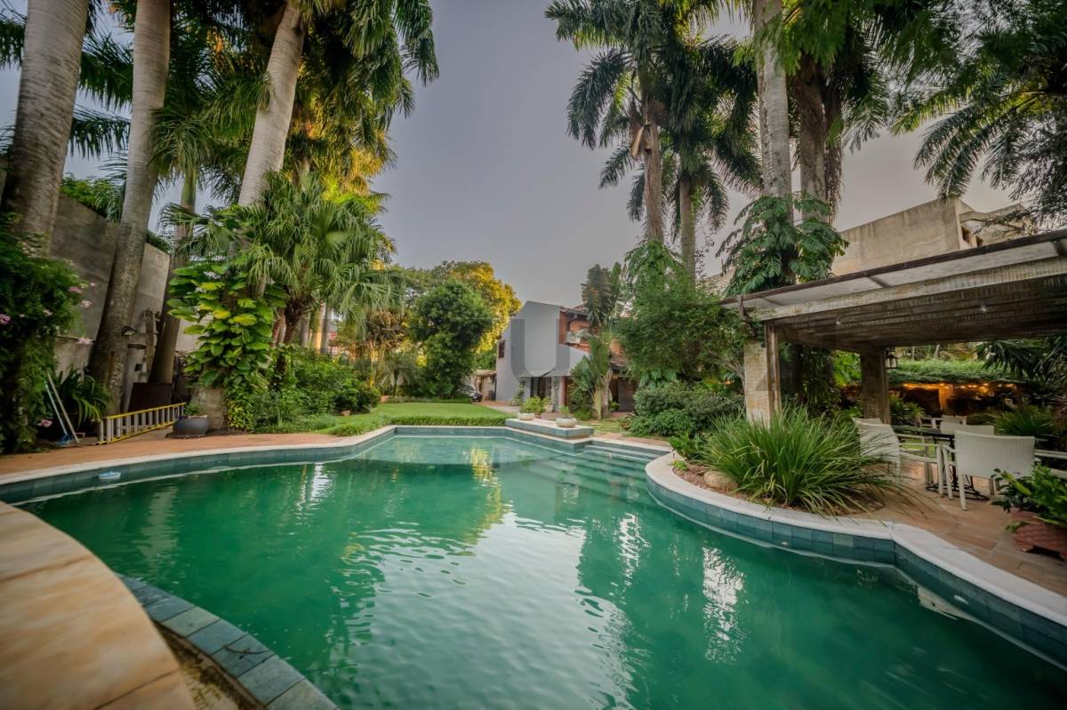 Exclusiva Residencia: Amplitud y Confort en Barrio Mariscal Estigarribia - 1
