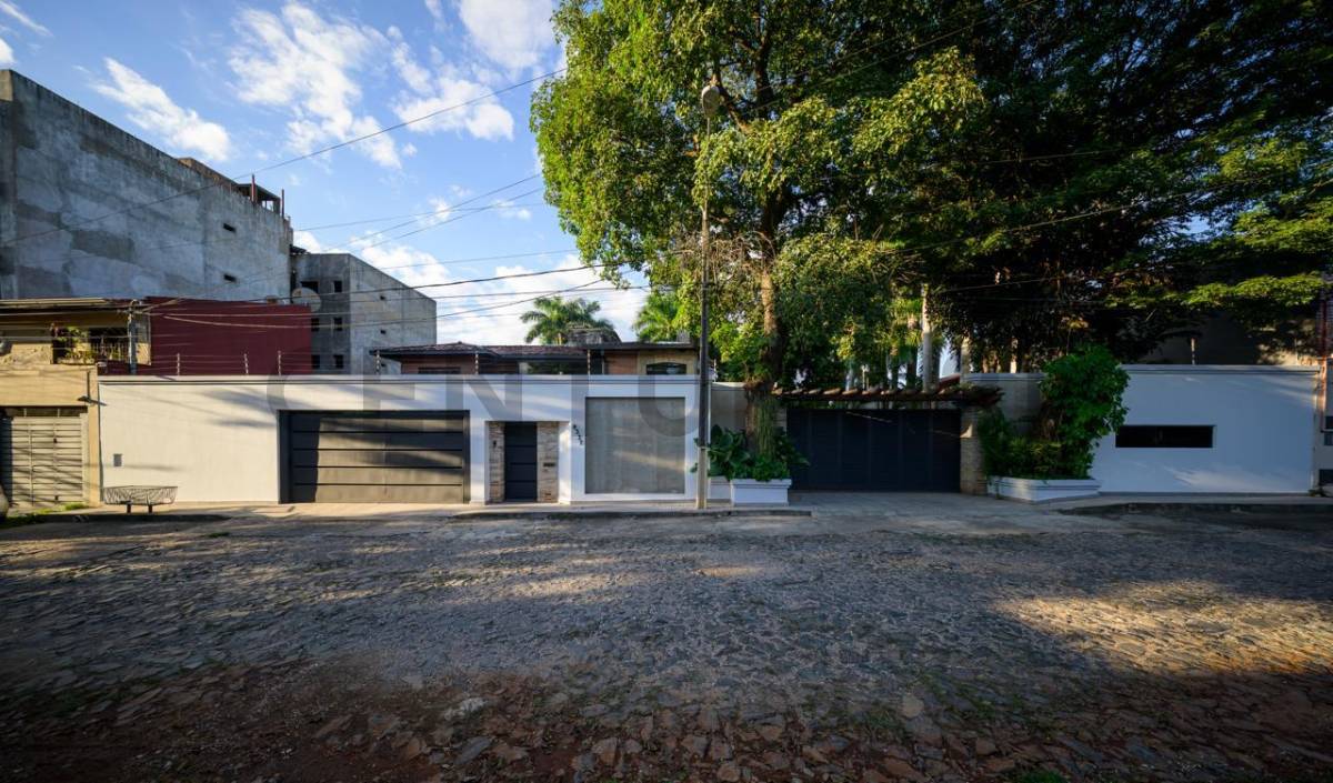 Exclusiva Residencia: Amplitud y Confort en Barrio Mariscal Estigarribia - 2