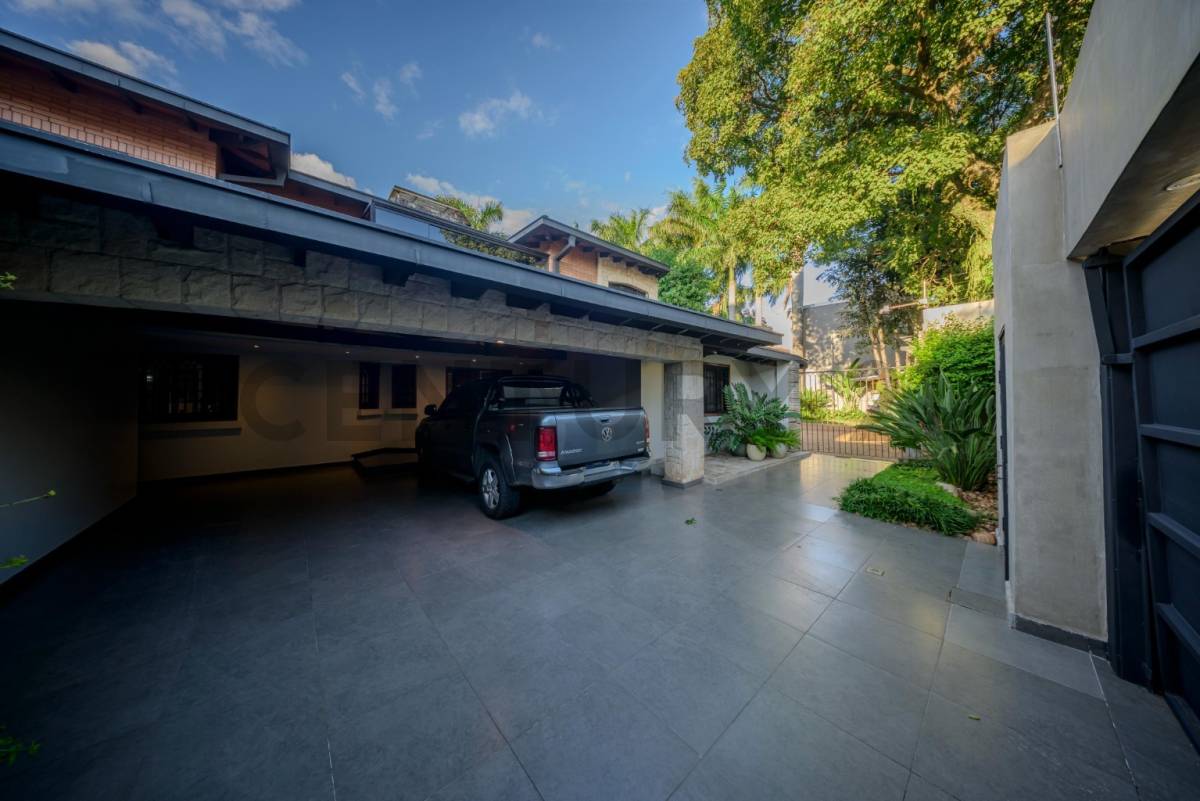 Exclusiva Residencia: Amplitud y Confort en Barrio Mariscal Estigarribia - 3