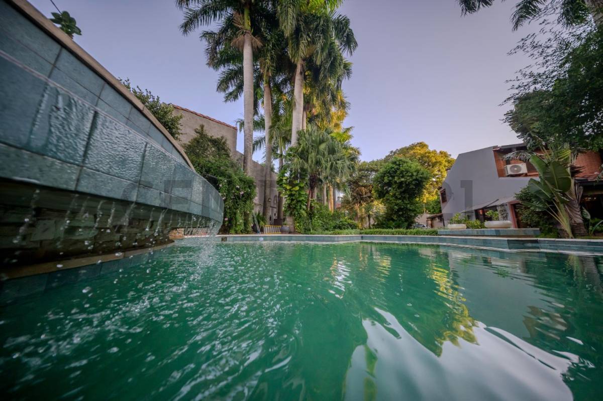 Exclusiva Residencia: Amplitud y Confort en Barrio Mariscal Estigarribia - 5