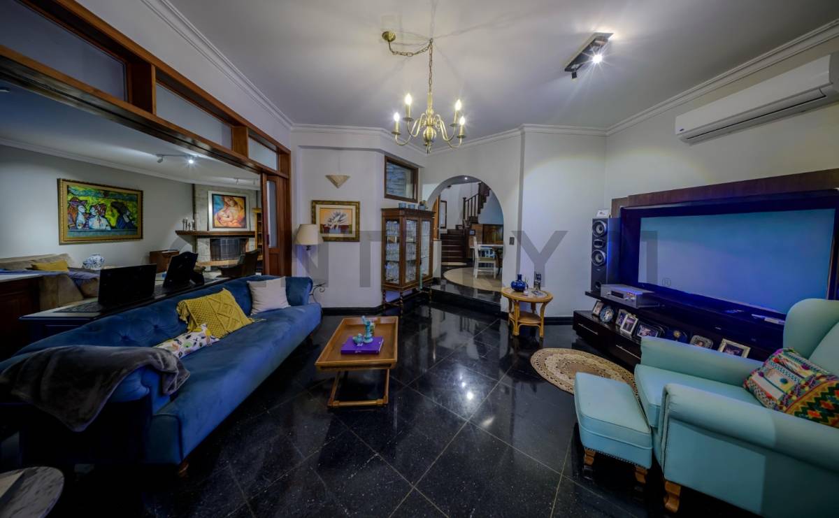 Exclusiva Residencia: Amplitud y Confort en Barrio Mariscal Estigarribia - 14