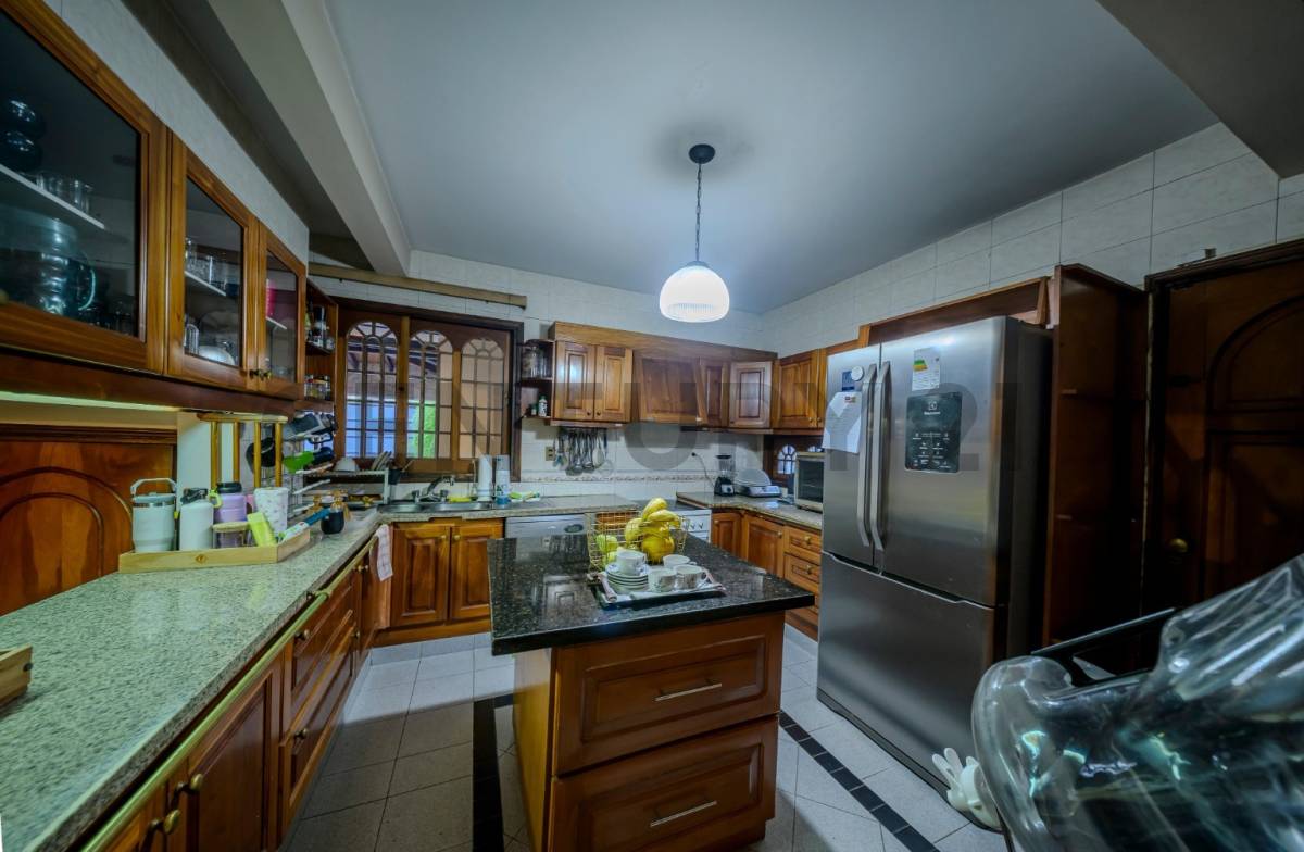 Exclusiva Residencia: Amplitud y Confort en Barrio Mariscal Estigarribia - 21