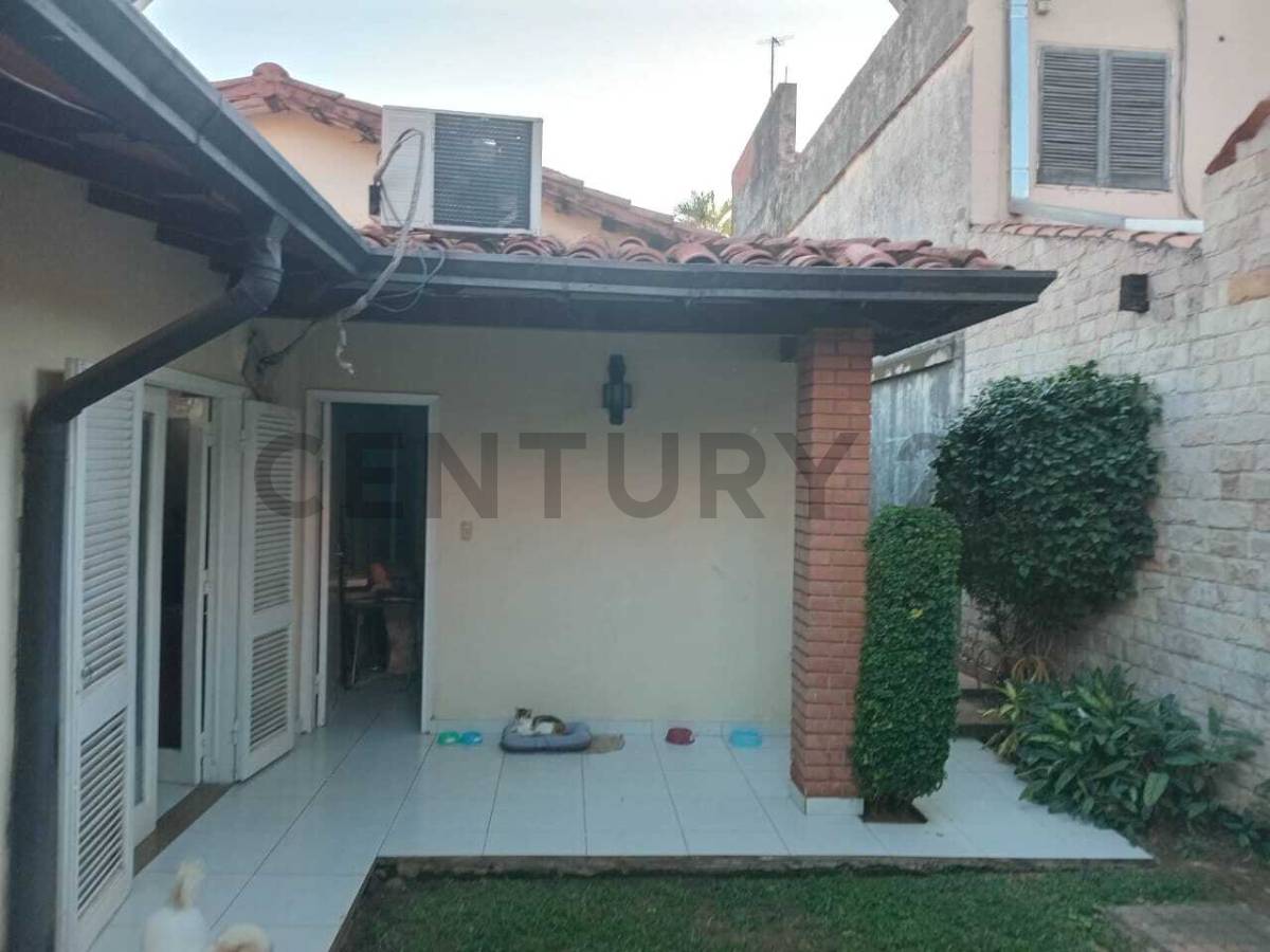 Se Vende Casa con ubicación estratégica en el barrio Mcal López - imagen 3