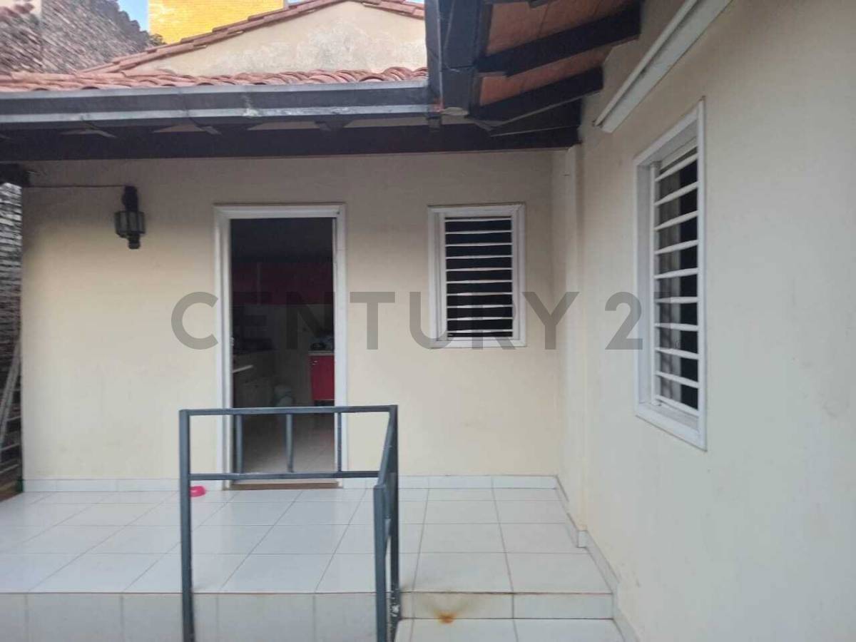 Se Vende Casa con ubicación estratégica en el barrio Mcal López - imagen 4
