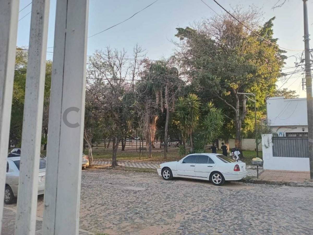 Se Vende Casa con ubicación estratégica en el barrio Mcal López - imagen 5