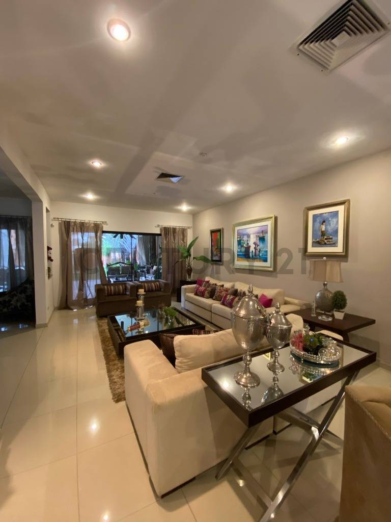 VENTA RESIDENCIA EN EL BARRIO MBURUCUYA - 4