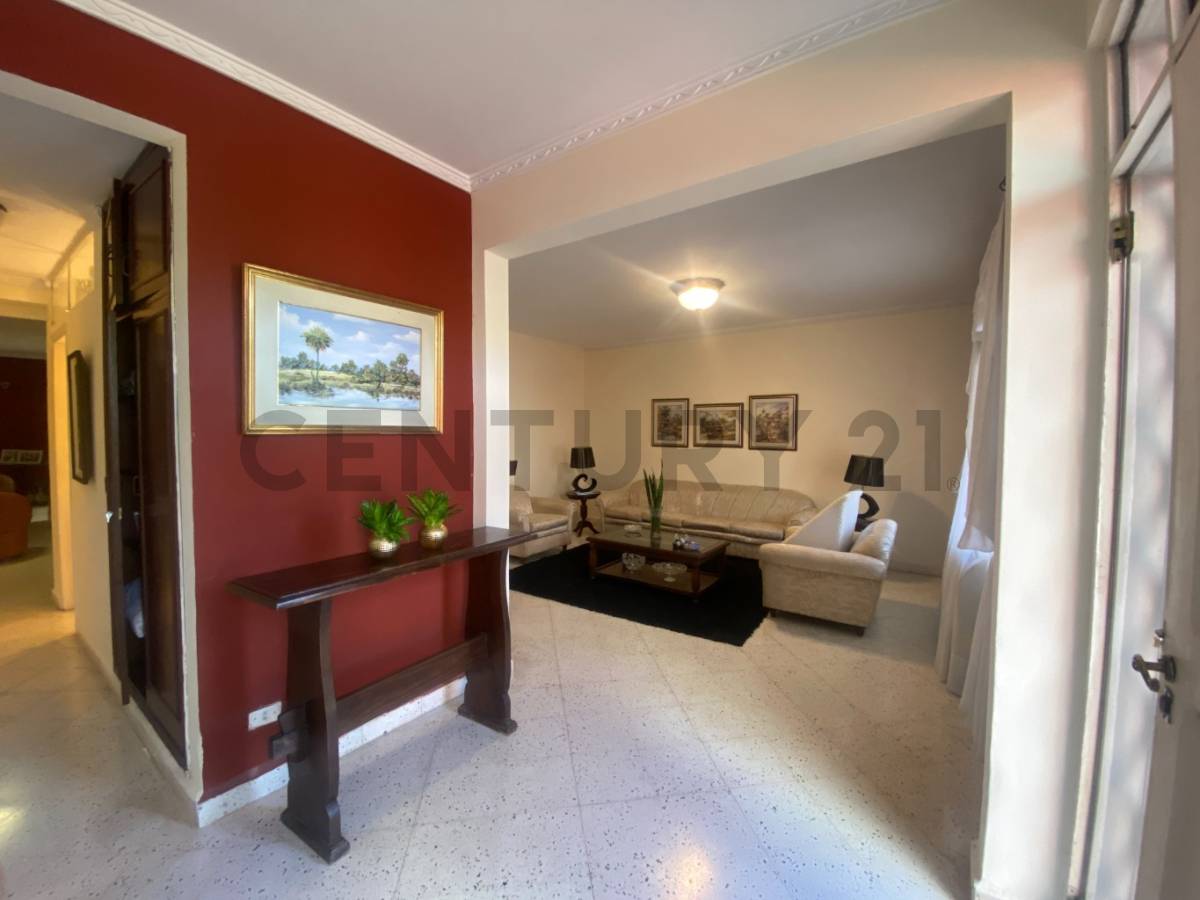 VENDO CASA DE 5 DORMITORIOS | BARRIO NAZARET - 2
