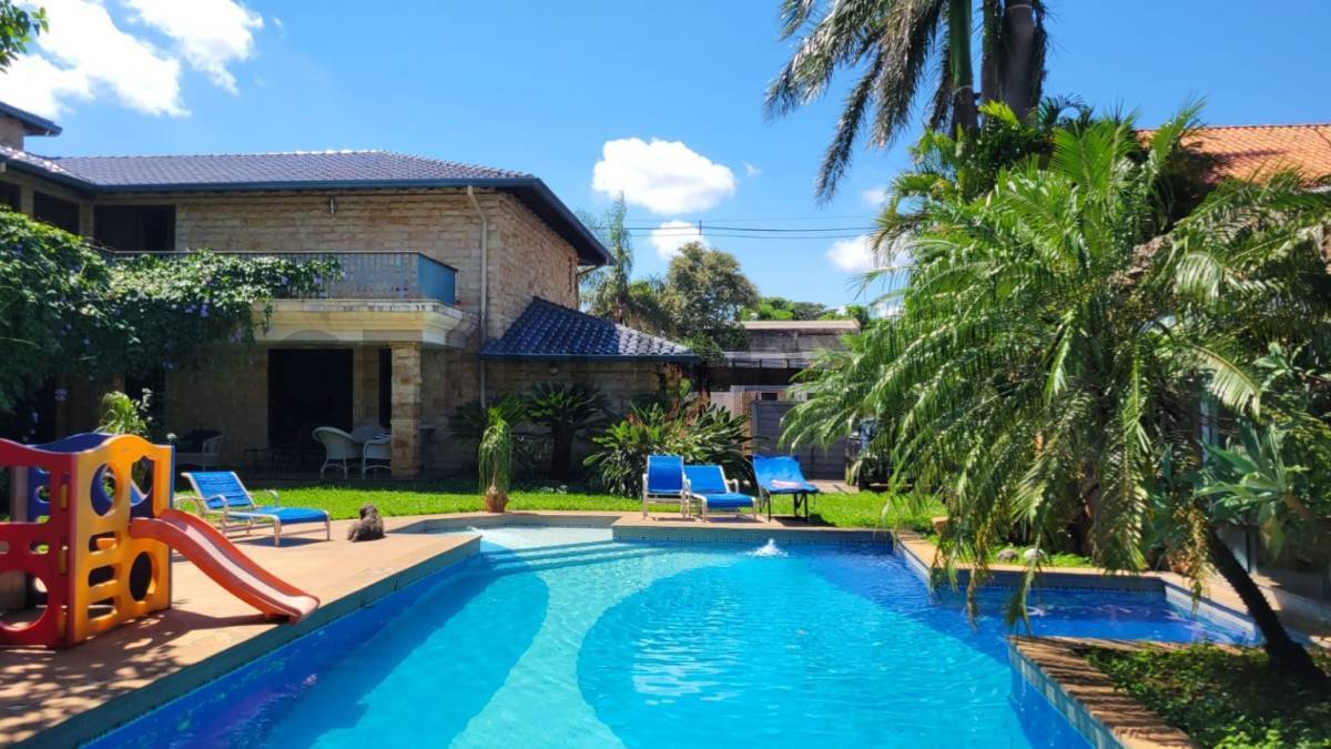 Vendo Hermosa y Espaciosa casa en esquina - 1