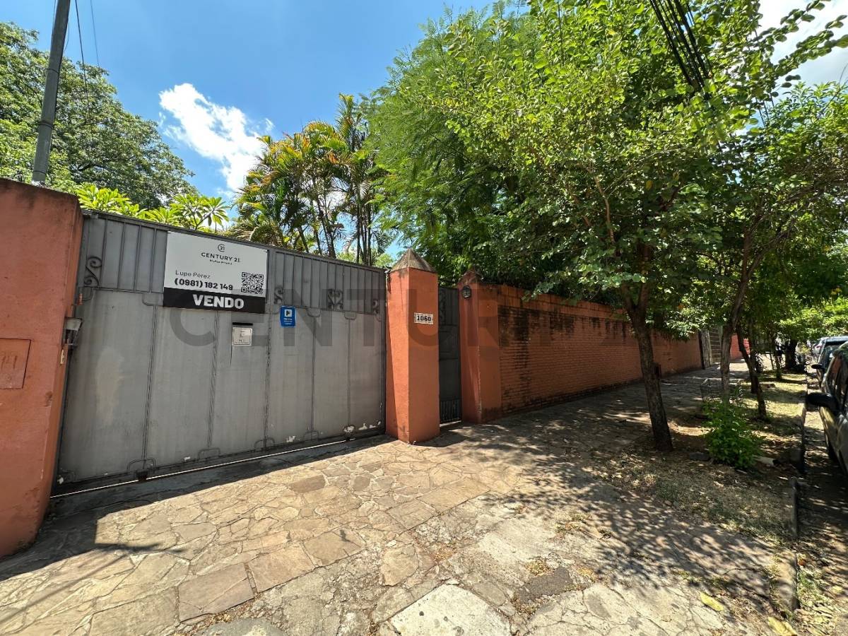 Vendo amplia propiedad con casa para refaccionar o demoler. Dos terrenos juntos. - 1