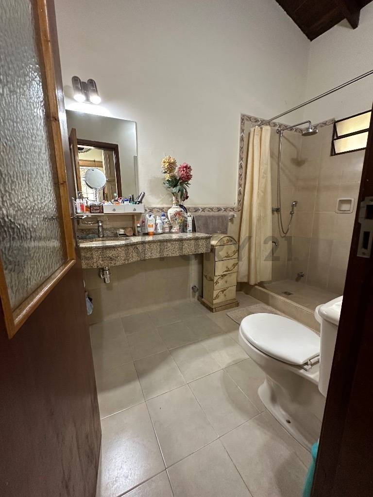 Vendo amplia propiedad con casa para refaccionar o demoler. Dos terrenos juntos. - 7