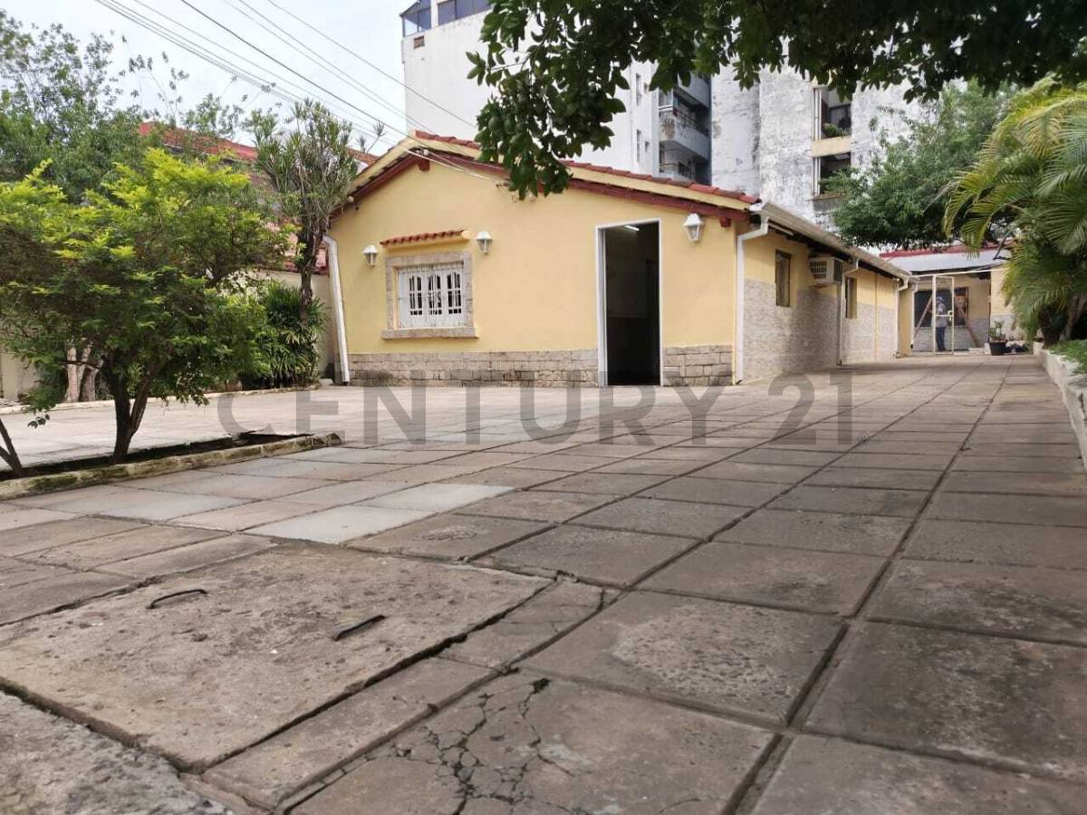 VENDO CASA C/ PATIO EN ASUNCIÓN, B° SAN VICENTE, EXCELENTE UBICACIÓN!! - 1