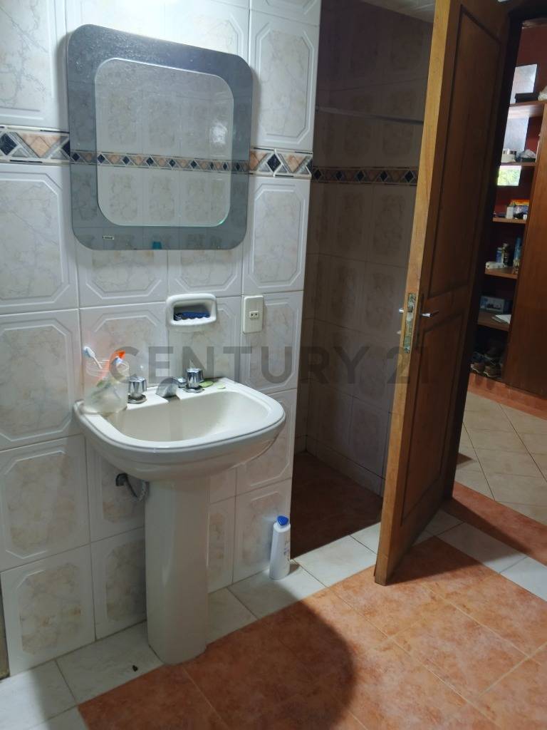 ¡Gran oportunidad en Barrio San Vicente! Casa de 2 niveles - imagen 17