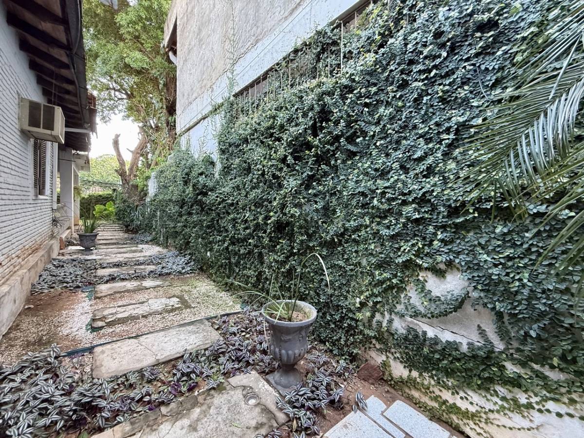 En venta amplia residencia zona UCA - imagen 19