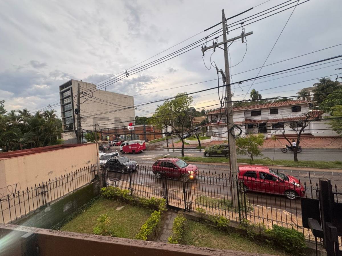 VENDO CASA A REFACCIONAR SOBRE AVDA. SANTISIMO SACRAMENTO - imagen 2