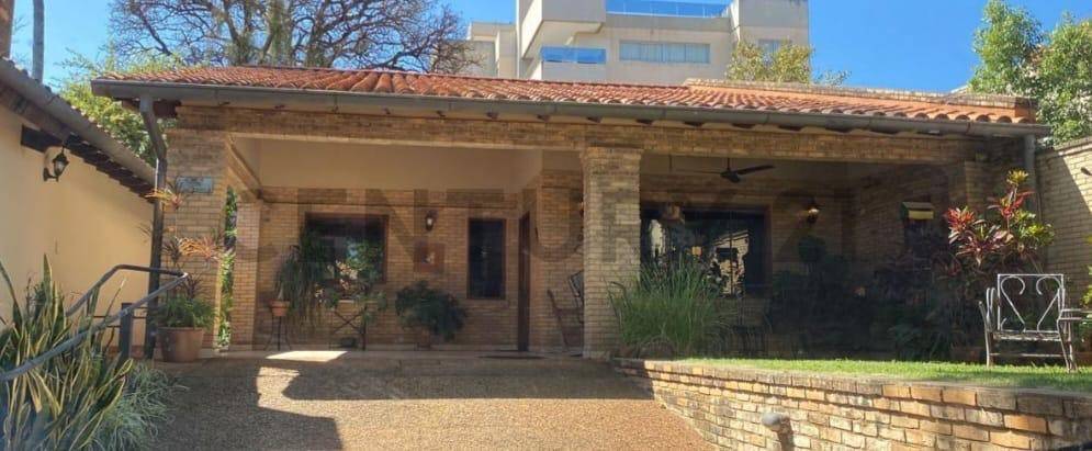 HERMOSA Y AMPLIA PROPIEDAD EN ESQUINA EN ZONA PRIVILEGIADA DE ASUNCIÓN - 1