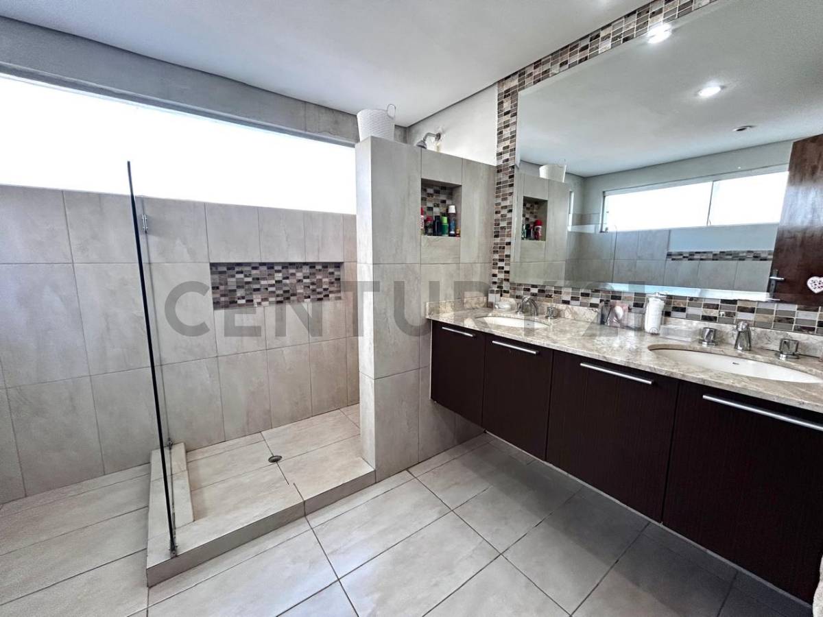 Vendo amplia casa pareada en Ycua Sati - imagen 13