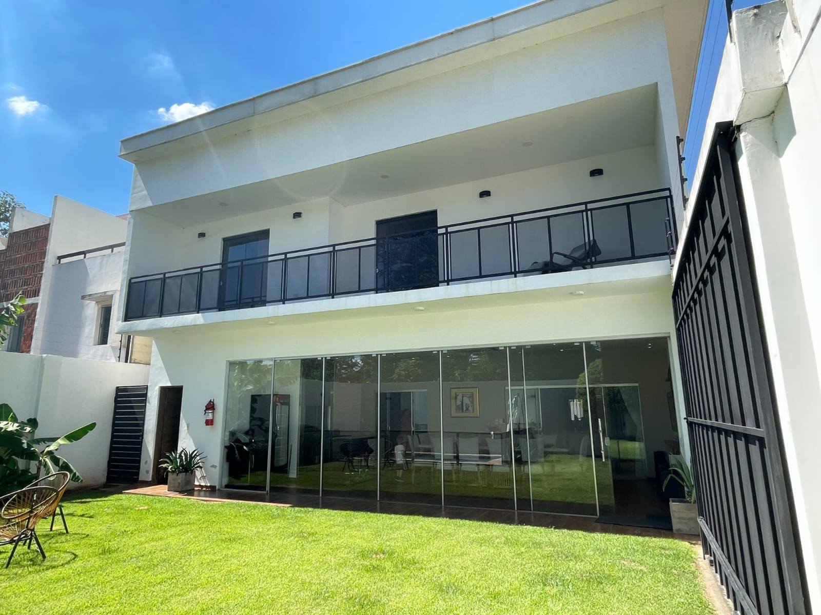 En venta o alquiler hermosa residencia en la zona del Yatch y Golf Club Lambare - 1