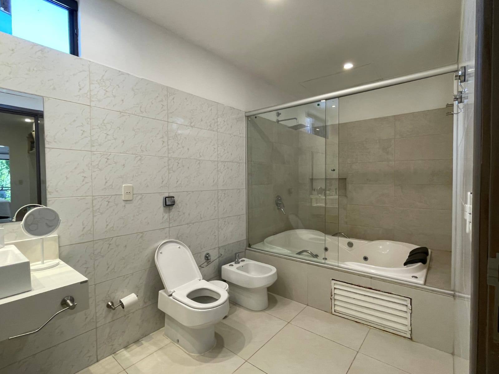 En venta o alquiler hermosa residencia en la zona del Yatch y Golf Club Lambare - 5