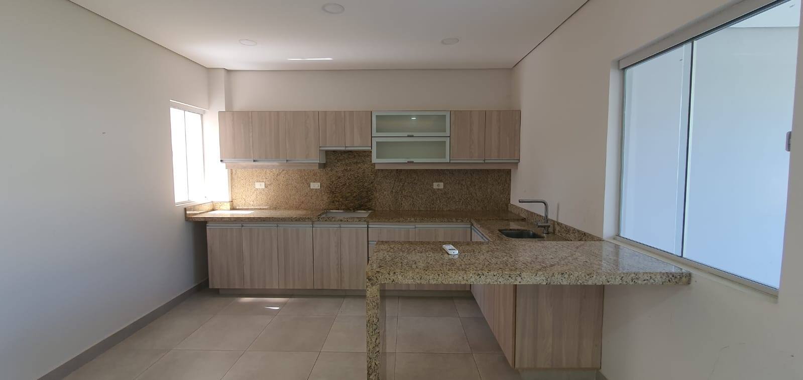 ALQUILO HERMOSO DUPLEX EN LUQUE CON FINAS TERMINACIONES - 7