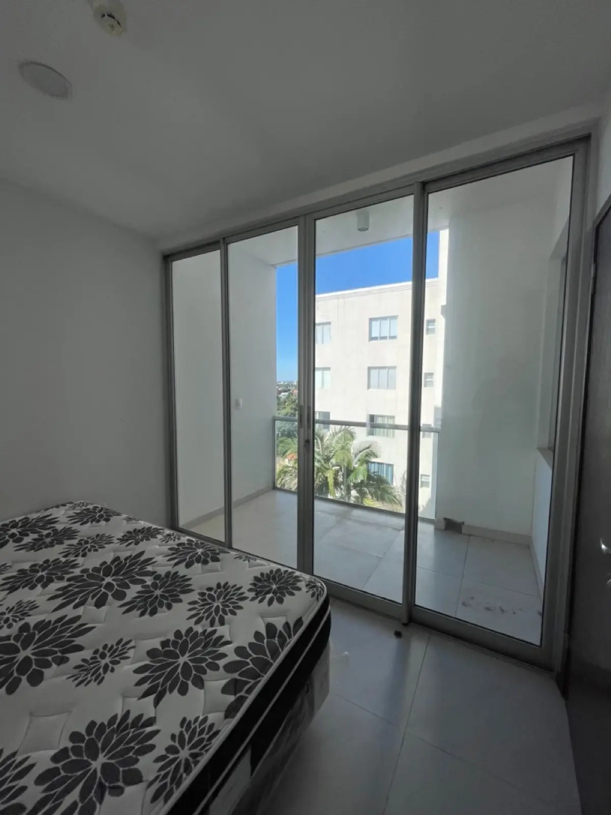 Departamento de 1 dormitorio en el Edif Rembrandt, Los Laureles, Villa Morra - 9