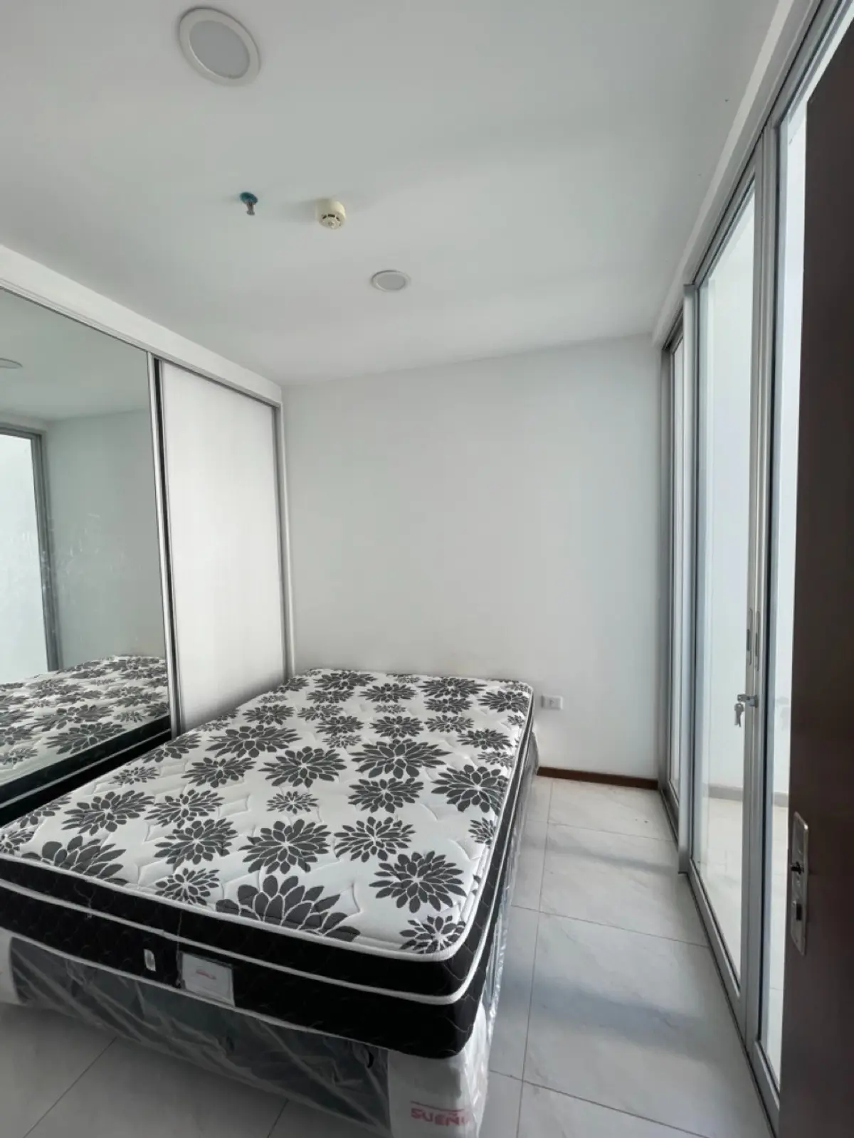 Departamento de 1 dormitorio en el Edif Rembrandt, Los Laureles, Villa Morra - 10