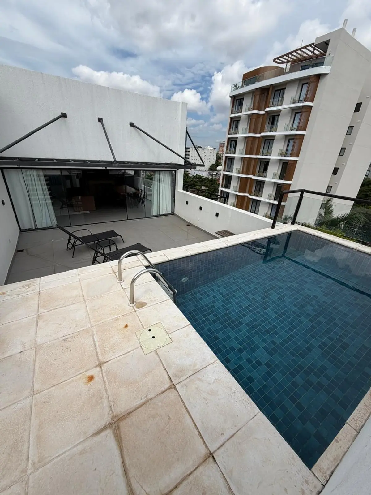 ALQUILO HERMOSO PENTHOUSE AMOBLADO CON TERRAZA PRIVADA QUINCHO,PISCINA. BARRIO VILLA MORRA - 16
