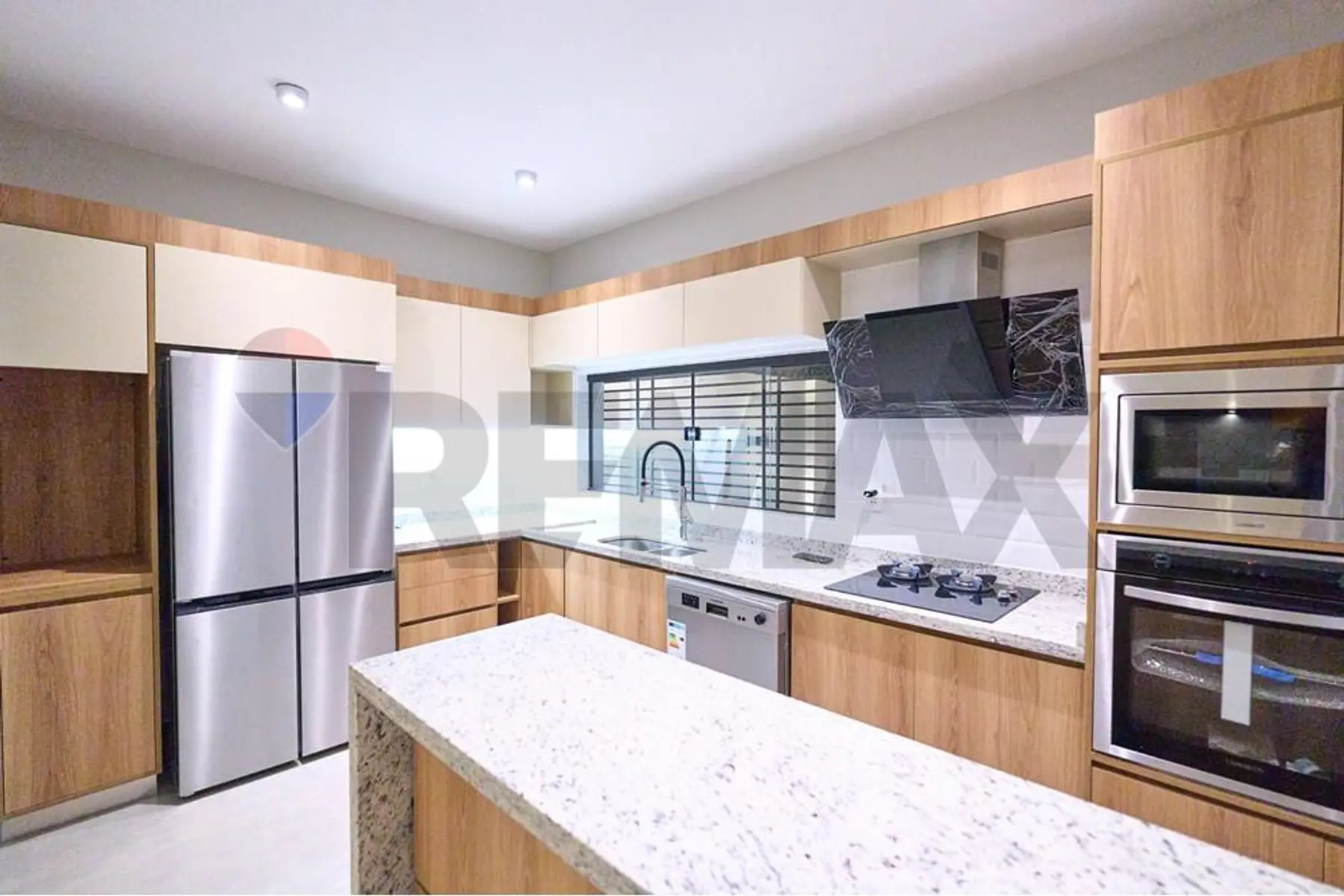 ALQUILO HERMOSA RESIDENCIA ZONA SHOPPING MCAL LOPEZ - imagen 4