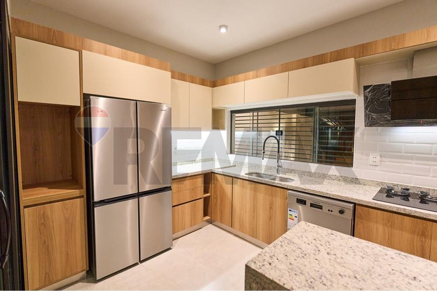 ALQUILO HERMOSA RESIDENCIA ZONA SHOPPING MCAL LOPEZ - imagen 5