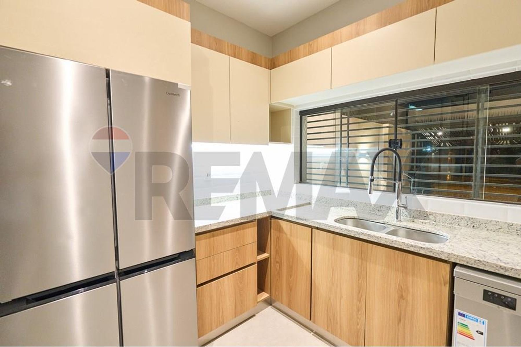 ALQUILO HERMOSA RESIDENCIA ZONA SHOPPING MCAL LOPEZ - imagen 7