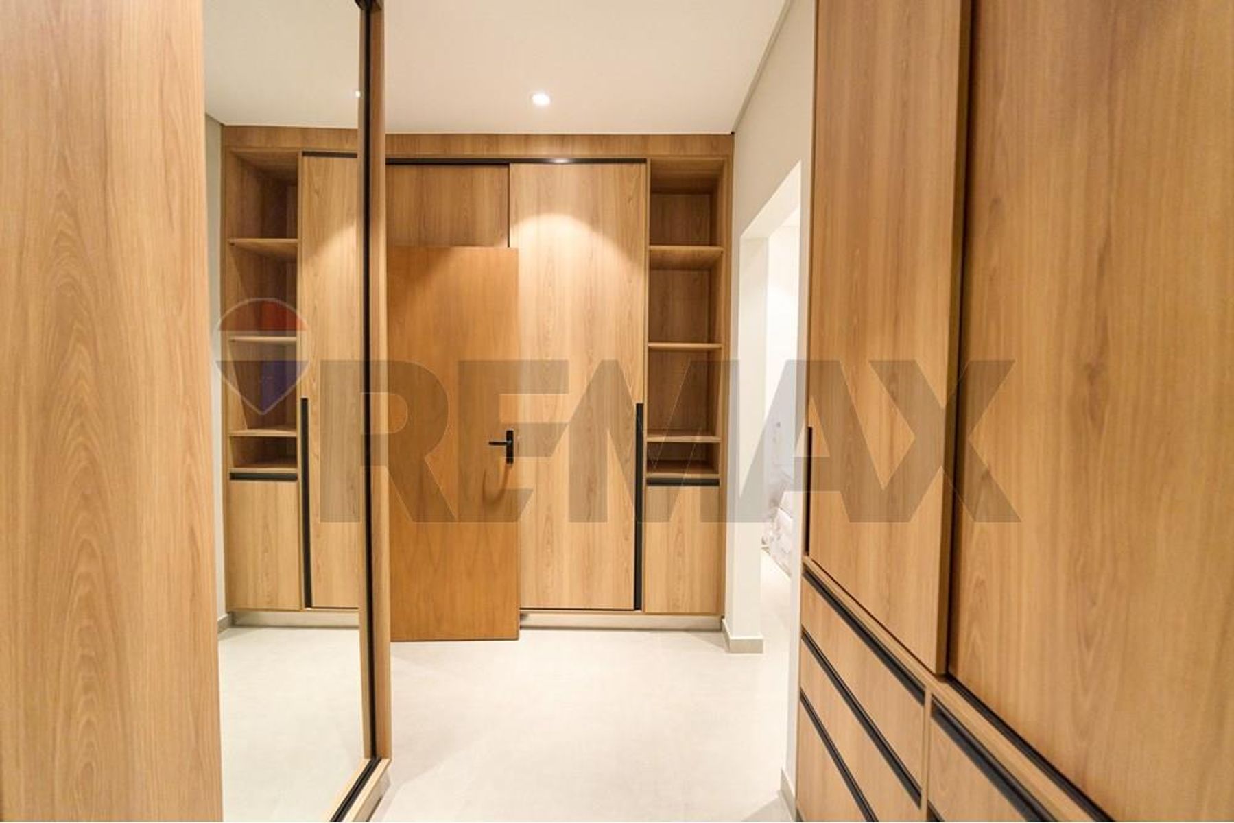 ALQUILO HERMOSA RESIDENCIA ZONA SHOPPING MCAL LOPEZ - imagen 9