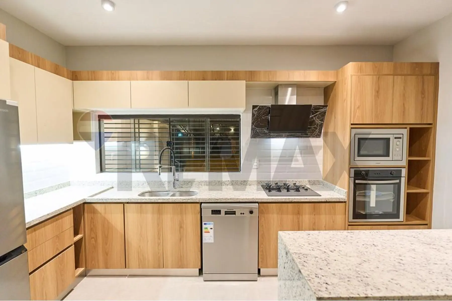 ALQUILO HERMOSA RESIDENCIA ZONA SHOPPING MCAL LOPEZ - imagen 10