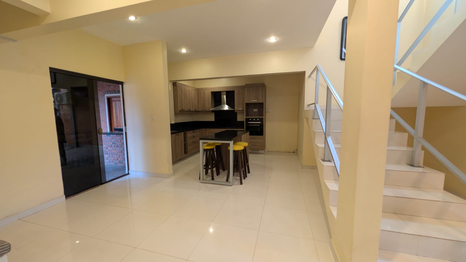 Residencia amoblada en alquiler o venta - Zona estratégica - 5