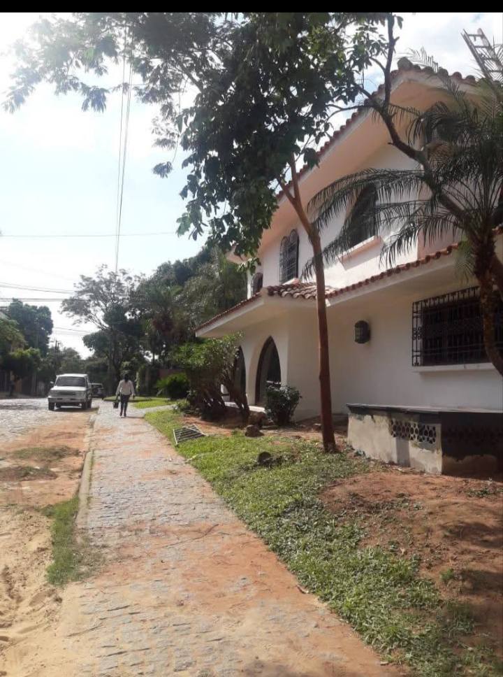 ALQUILO AMPLIA FASTUOSA RESIDENCIA EN ASUNCION - imagen 8