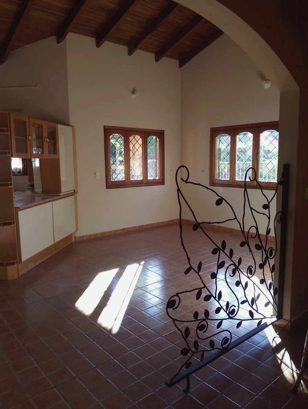 Bella Vista: 1.200 m² – amplia vivienda familiar con casa de huéspedes independiente - 4