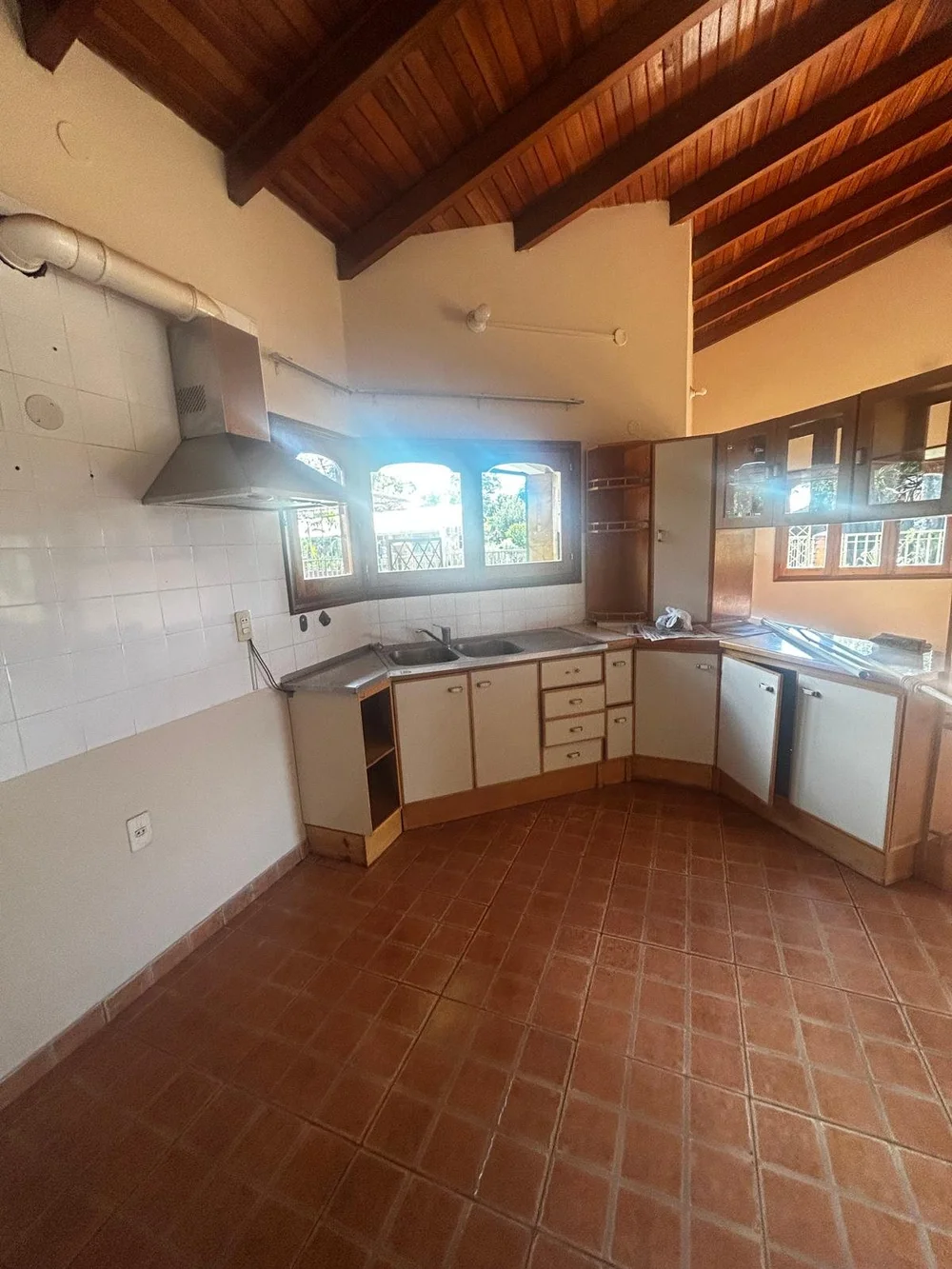 Bella Vista: 1.200 m² – amplia vivienda familiar con casa de huéspedes independiente - 7